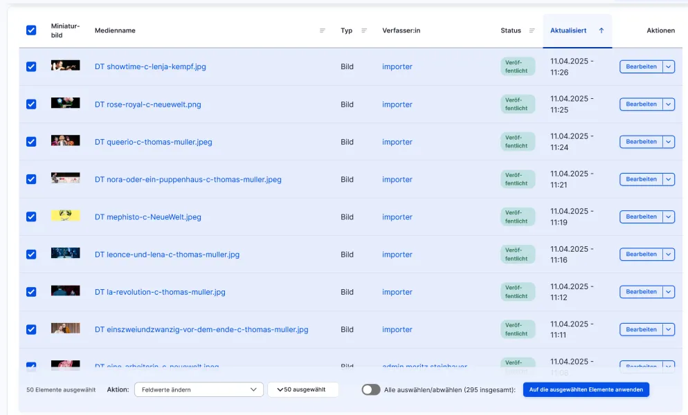 Tabellarische Medienübersicht mit ausgewählten Zeilen-Checkboxen, am unteren Rand steht 50 ausgewählt mit der Möglichkeit, die Auswahl auf alle 295 zu erweitern, als Aktion ist Feldwerte ändern ausgewählt.
