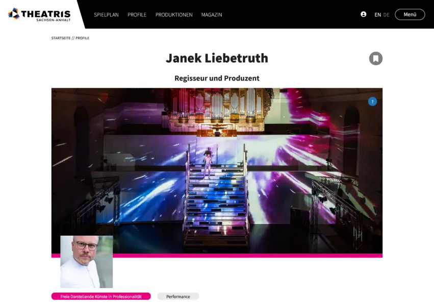 Screenshot einer Seite mit Titel Janek Liebetruth, farbenfrohes Bühnenfoto als Aufmacher, Profilbild unten links hineingeschoben, Schlagworte: Freie Darstellende Künste, Performance