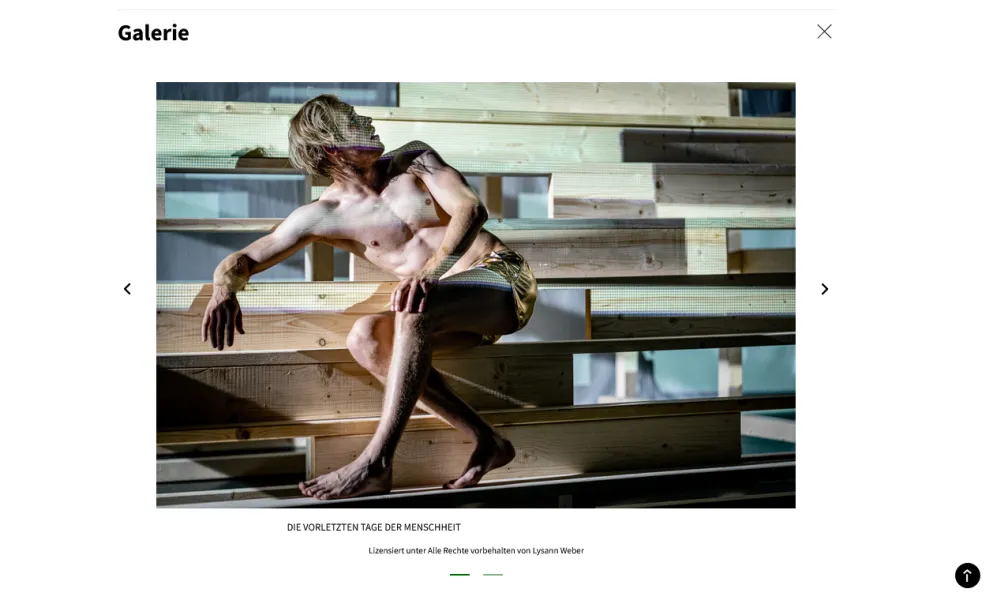 Szenenfoto eines Theaterstücks mit Urhebervermerk. An den Seiten und unten Bedienelemente einer Slideshow.
